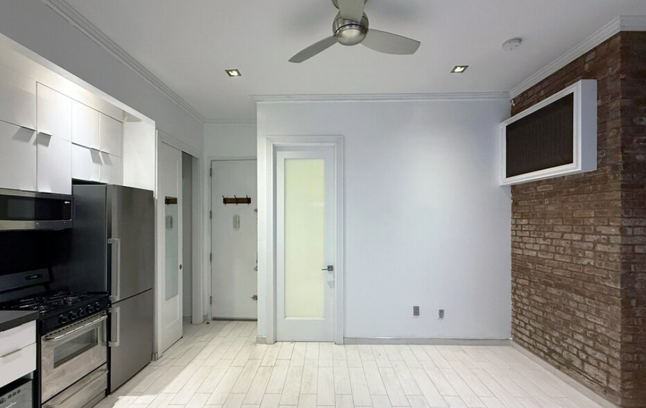 Building Photo - 204 E 75th St