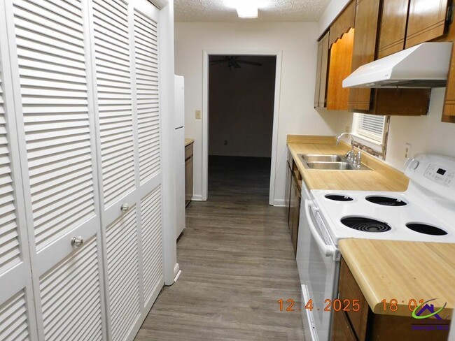 Building Photo - 1003 Greenwood Dr