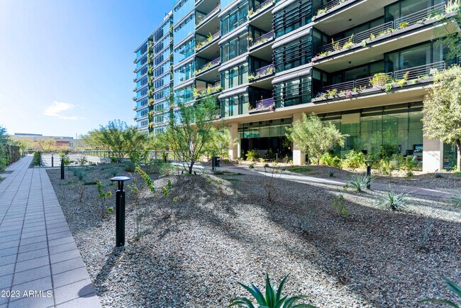 Building Photo - 7180 E Kierland Blvd