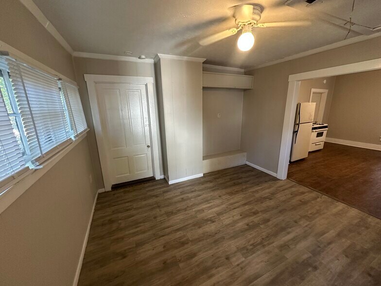 Building Photo - 218 Holmes St