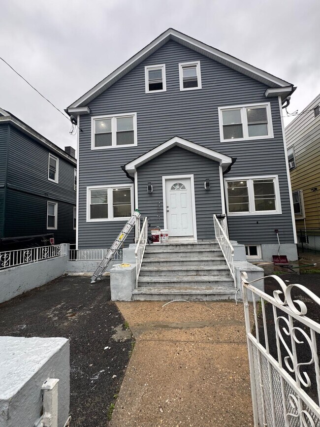 Building Photo - 1056-1060-1060 Kilsyth Rd