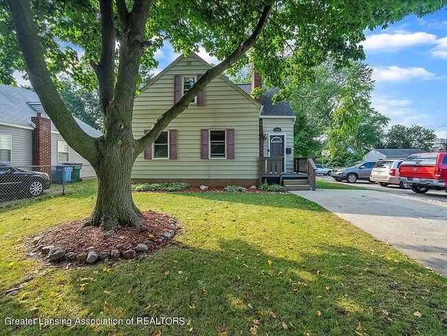 Building Photo - Move-In Ready 3 Bed, 2 Bath in Lansing (Section 8 Approved)