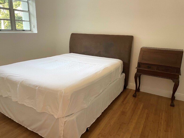 Building Photo - 4812 Pine Tree Dr