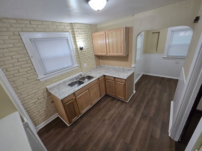 Building Photo - 2 Bedroom House