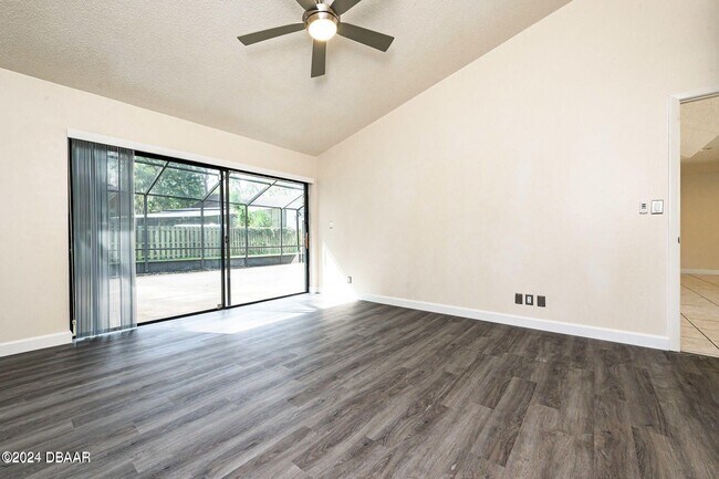 Building Photo - 4 Baywood Dr