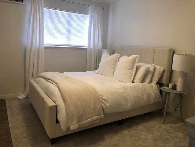 Building Photo - Amazing 1 bed 1 bath with off street parking.