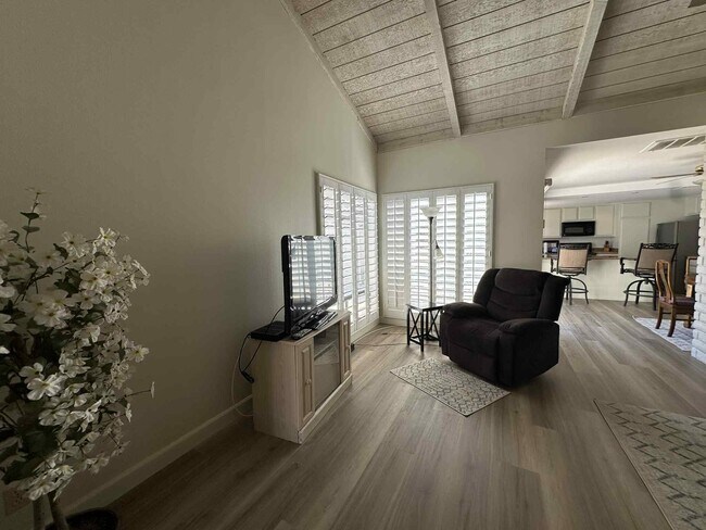 Building Photo - 2350 E Miramonte Cir