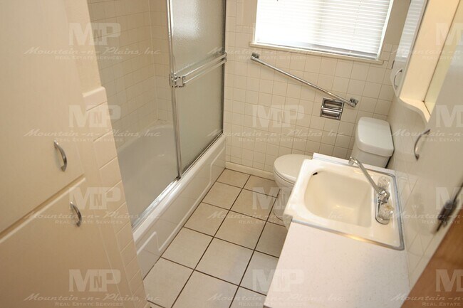 Building Photo - 323 W Mulberry St