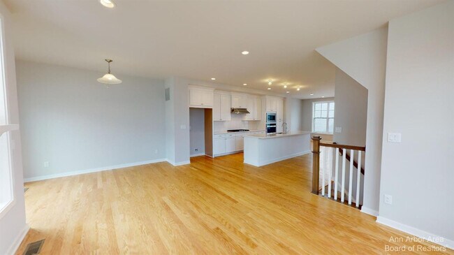 Building Photo - 2877 Rayfield Ave