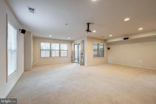 Building Photo - 42541 Dreamweaver Dr
