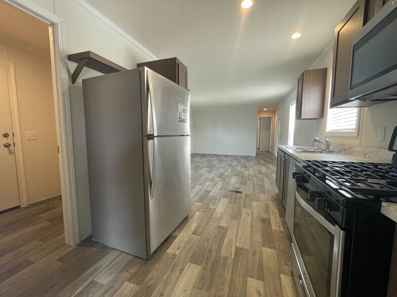 Building Photo - 15862 Villaire Ave