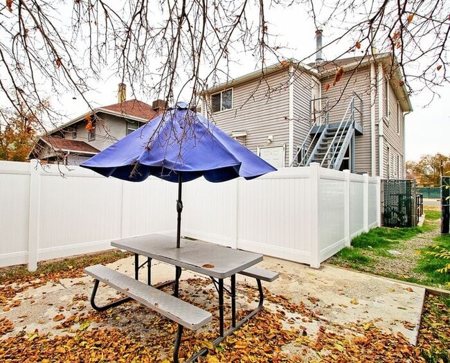 Building Photo - Nice 3 Bed 1 Bath Basement Apartment Close...