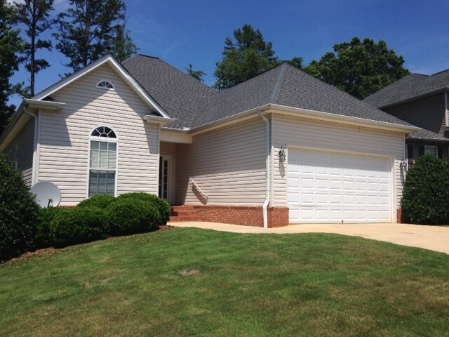 Building Photo - 208 Summergrass Dr