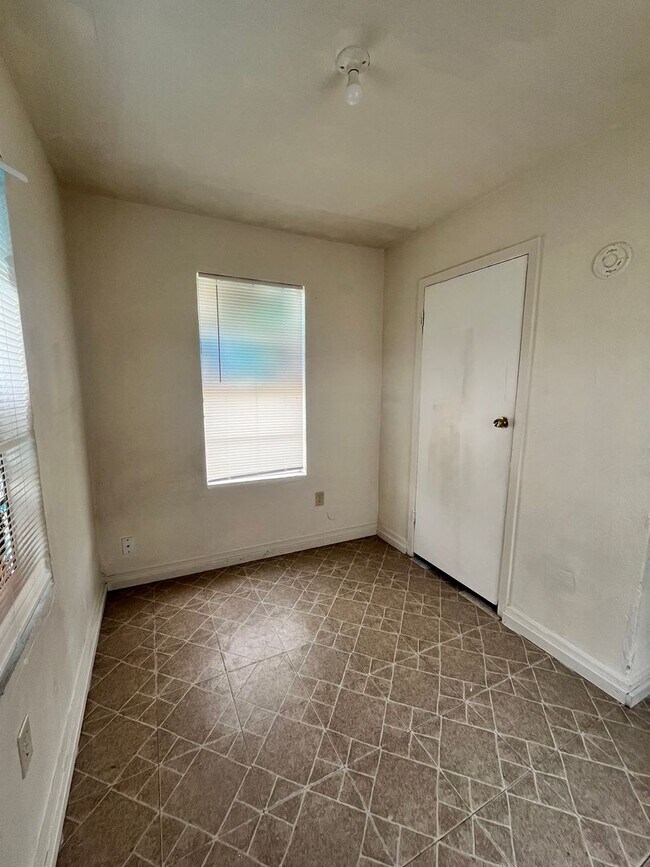 Building Photo - 206 Spruce St