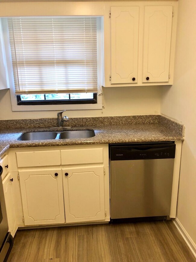 Building Photo - Newly Renovated Apartment at Village Green