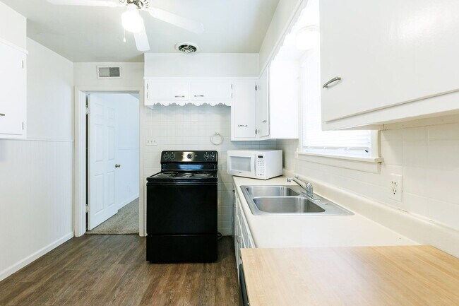 Building Photo - Charming 3 bedroom