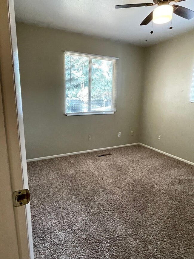 Building Photo - STUDENTS WELCOME! 4 Bed 2 Bath Home in West Ft Collins w/ Garage and Fenced Yard