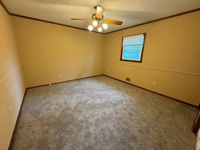 Building Photo - MOVE-IN SPECIAL $1,395.00 1ST 2 MONTHS! Sp...