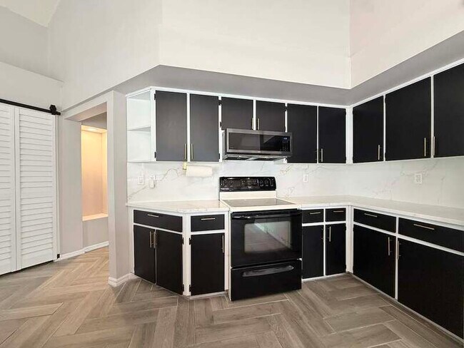 Building Photo - 1347 Overland Dr