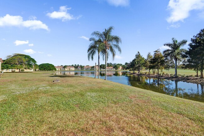 Building Photo - Remodeled 2 Bedroom / 2 Bathroom Condo with Lake View – Great Location