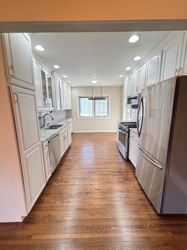 Building Photo - Beautifully renovated move-in ready rental...