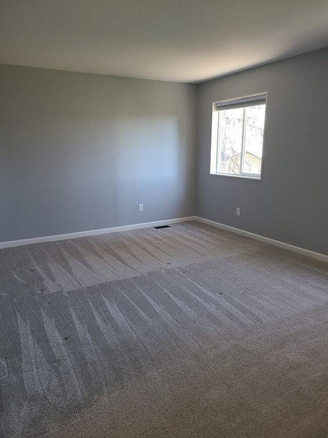 Building Photo - Beautiful Updated 3 bedroom 2.5 bath Hayde...