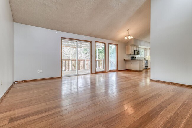 Building Photo - Custom 4BD Salmon Creek Home!