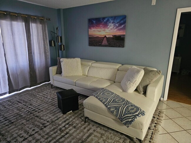 Building Photo - 4166 Inverrary Dr