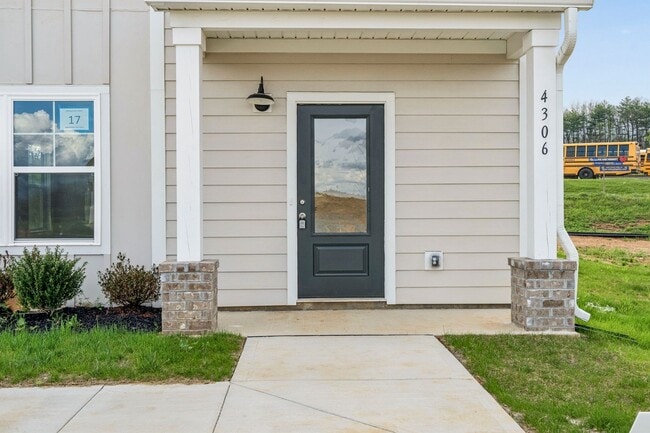 Building Photo - Brand new home in a great location central to all of Tri-Cities