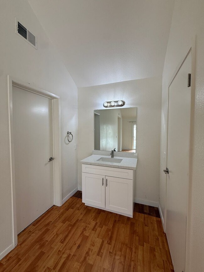 Building Photo - 1422 Eagle Ct