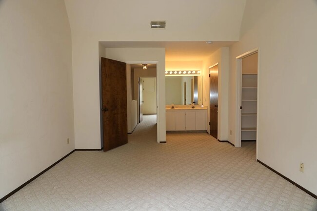 Building Photo - 128 Galewood Cir