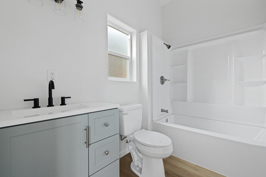 Bathroom - 214 Kimble St