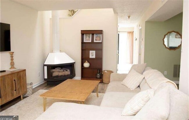 Building Photo - 2685 Meadowlawn Dr