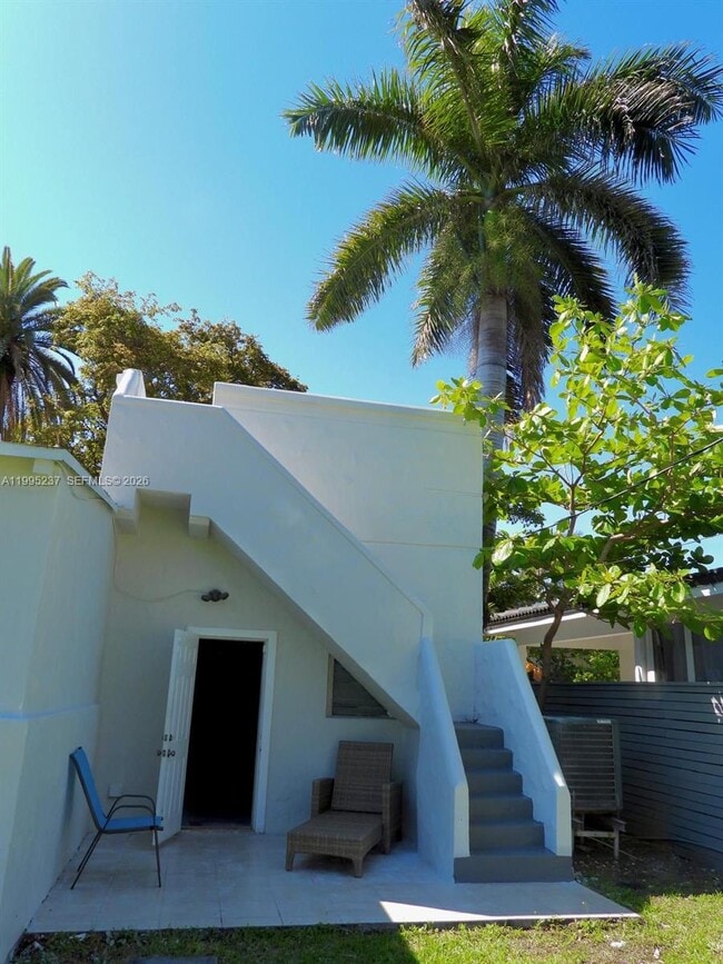 Building Photo - 715 Hollywood Blvd