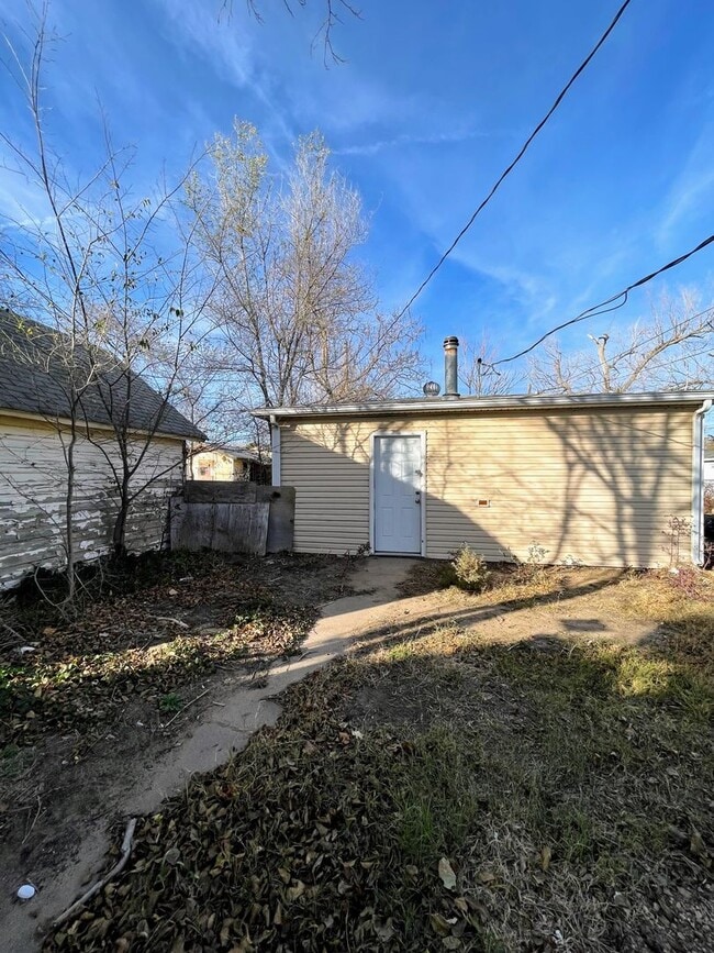 Building Photo - 2 Bed 1 Bath with 2-Car Detached Garage