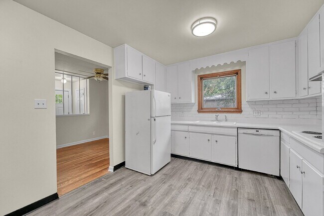 Building Photo - $2,595, 3-bed, 2-bath located in Denver.