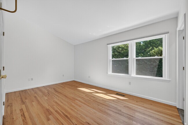 Building Photo - 55 Locust St