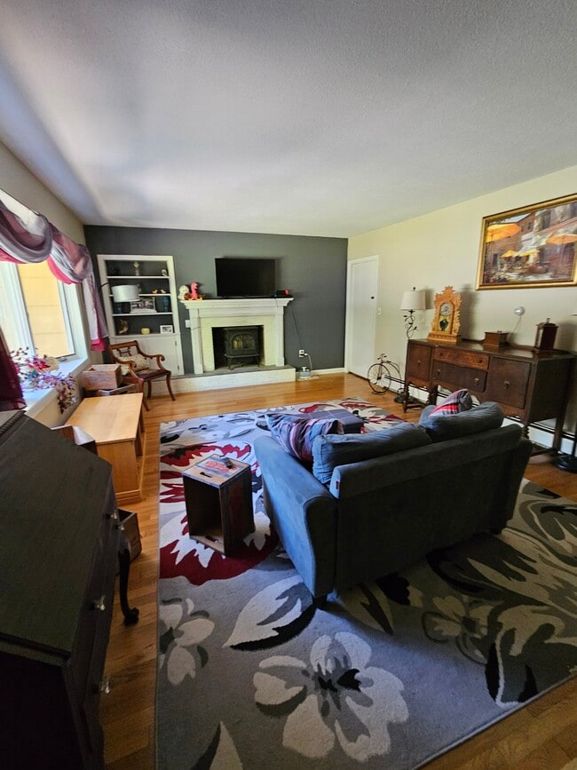 Building Photo - 108 Shaker St