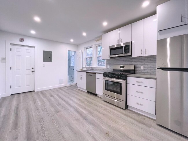 Building Photo - 389 Monmouth St