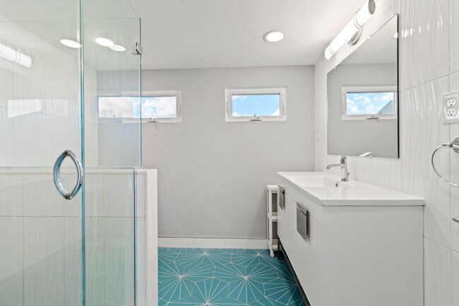 Building Photo - 3 bed 3bath