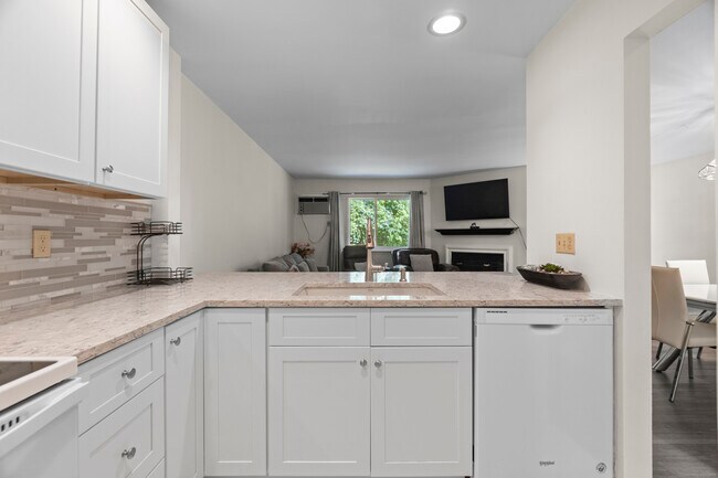 Building Photo - 8 Rose Ln