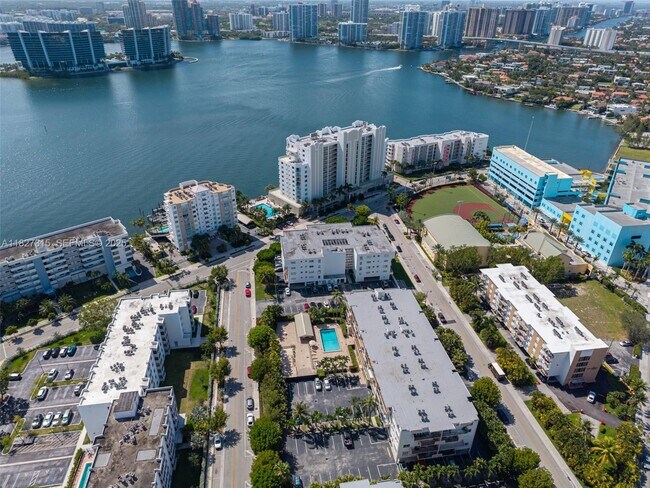 Building Photo - 250 NE 181st St