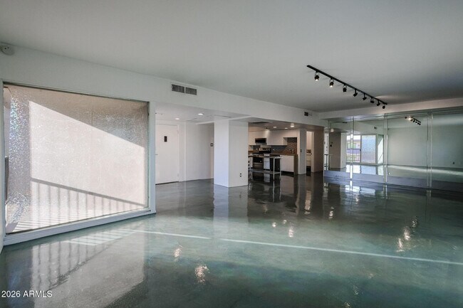 Building Photo - 353 E Thomas Rd