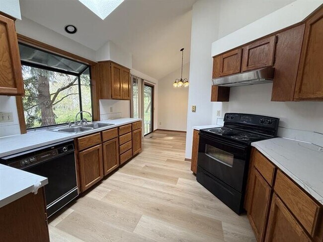 Building Photo - 17565 NW Woodmere Ct