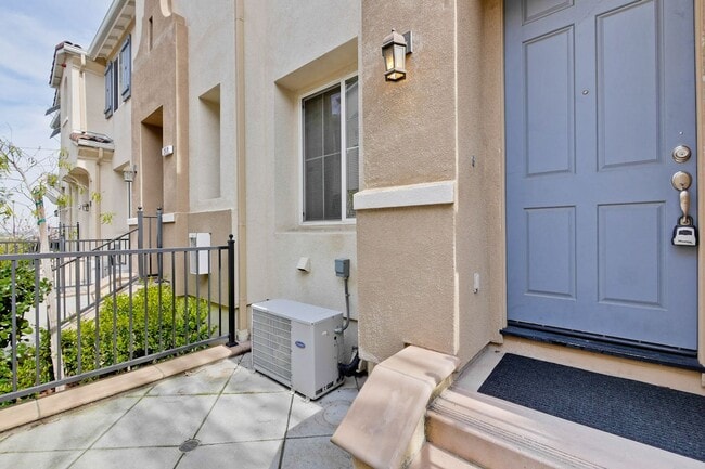 Building Photo - Sought-after Multi-level Home Near Great Mall!