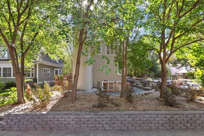 Building Photo - 519 W 22nd St