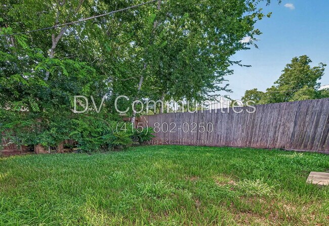 Building Photo - 1204 3rd St