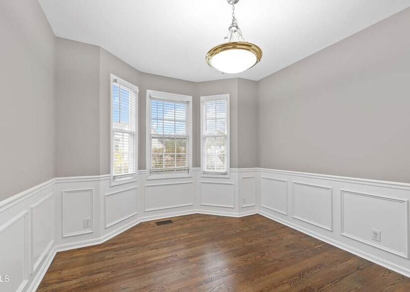 Building Photo - Room in Single Family Home on College Ave