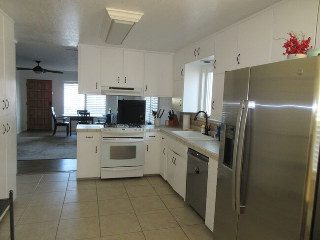 Building Photo - Fully furnished 2 bedroom 2 bath home in M...