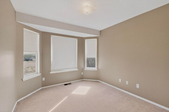 Building Photo - West Side 2/story 3 Bedroom 2.5 Bath 1605/sf 2/CG